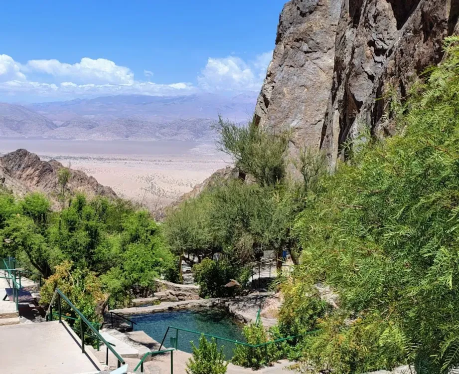 las-aguas-termales-de-fiambala-se-encuentran-en-medio-del-hermoso-paisaje-entre-las-montanas-foto-turismo-fiambala-6QQI3QA7PRG2VPFYTULYYIA6M4 (1)
