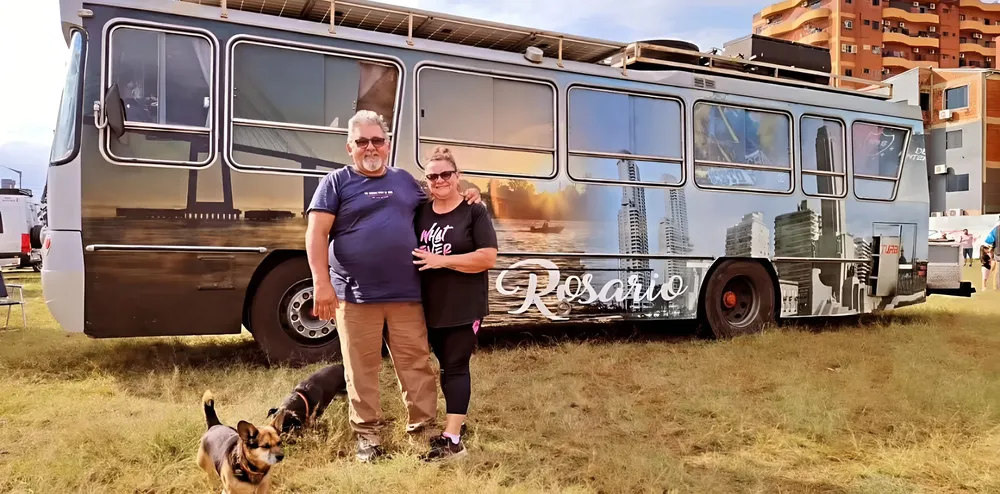 Sergio-y-Silvia-se-jubilaron-y-viven-en-un-motorhome-Foto-@historiasdevalientes_dmr-De-Musica-Rutera-2-1-Picsart-AiImageEnhancer
