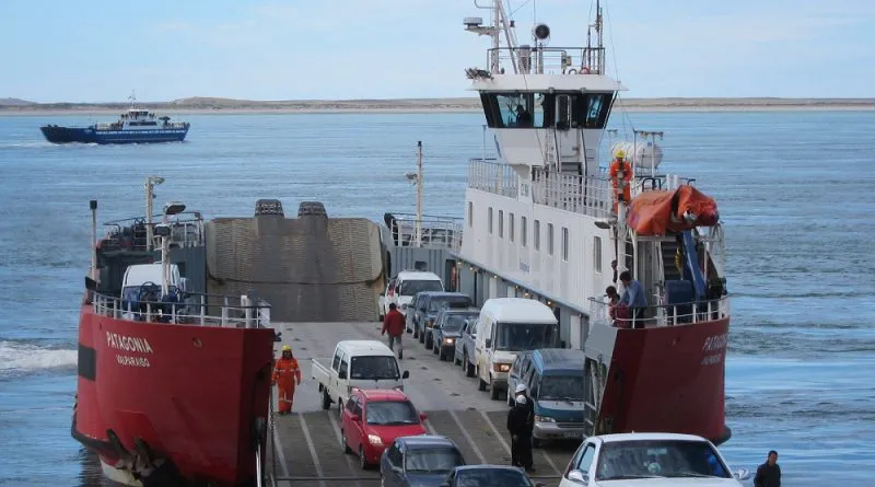 Barcaza_chile-Tierra-del-Fuego