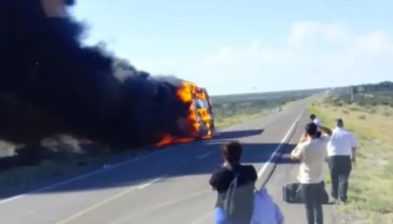 un-colectivo-se-incendio-chubut (1)