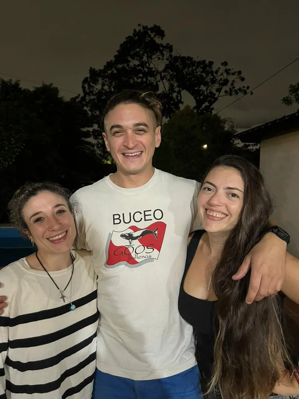 Juan junto a sus hermanas. El buzo está agradecido de esta oportunidad que le dio la vida. 