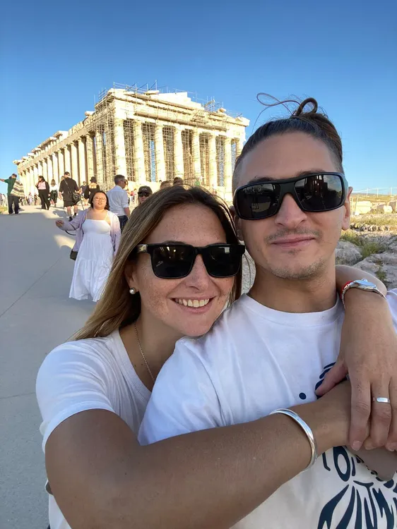 Junto a su pareja en Grecia, el lugar en el que trabajó luego de Chubut