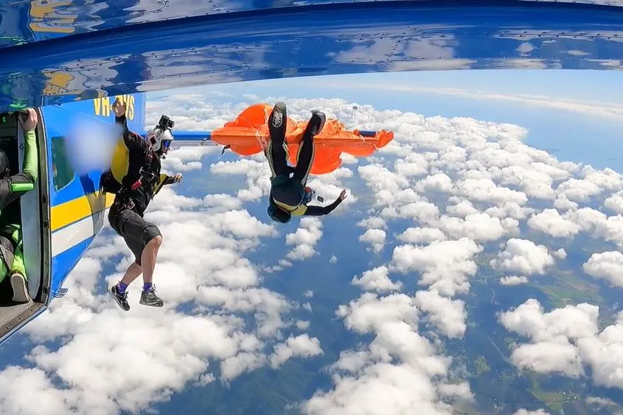 el-paracaidista-salto-antes-de-tiempo-y-quedo-XU3Y4IP3ZRAJ7ELIONR7BFN7R4