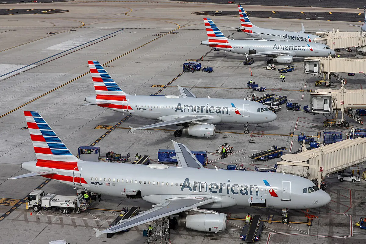 American_Airlines_aircraft_at_PHX_N657AW_N837AW_N604AW_N845NN_-_Quintin_Soloviev
