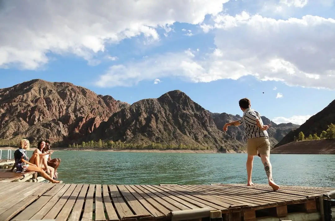 Buscar en Mendoza es encontrar lo mejor Visitá la provincia del vino, las montañas y el sol, para que disfrutes con tu familia, tus amigos o con quien elijas. Ríos, espejos de agua y playas, a lo largo de Mendoz