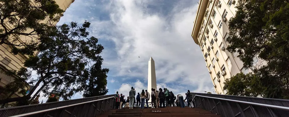 obelisco-escalinata-dia-1500x610