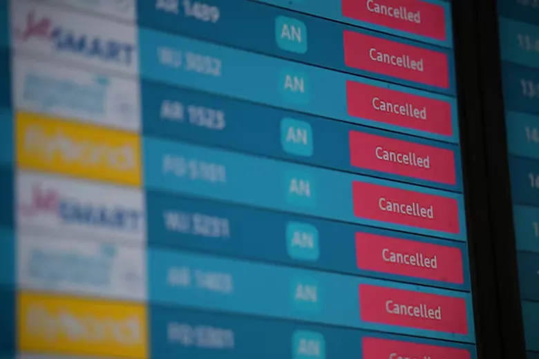 pantallas-reflejan-los-vuelos-cancelados-por-el-WWTLGGBUX5GMZKOTIUIWIRXO3U